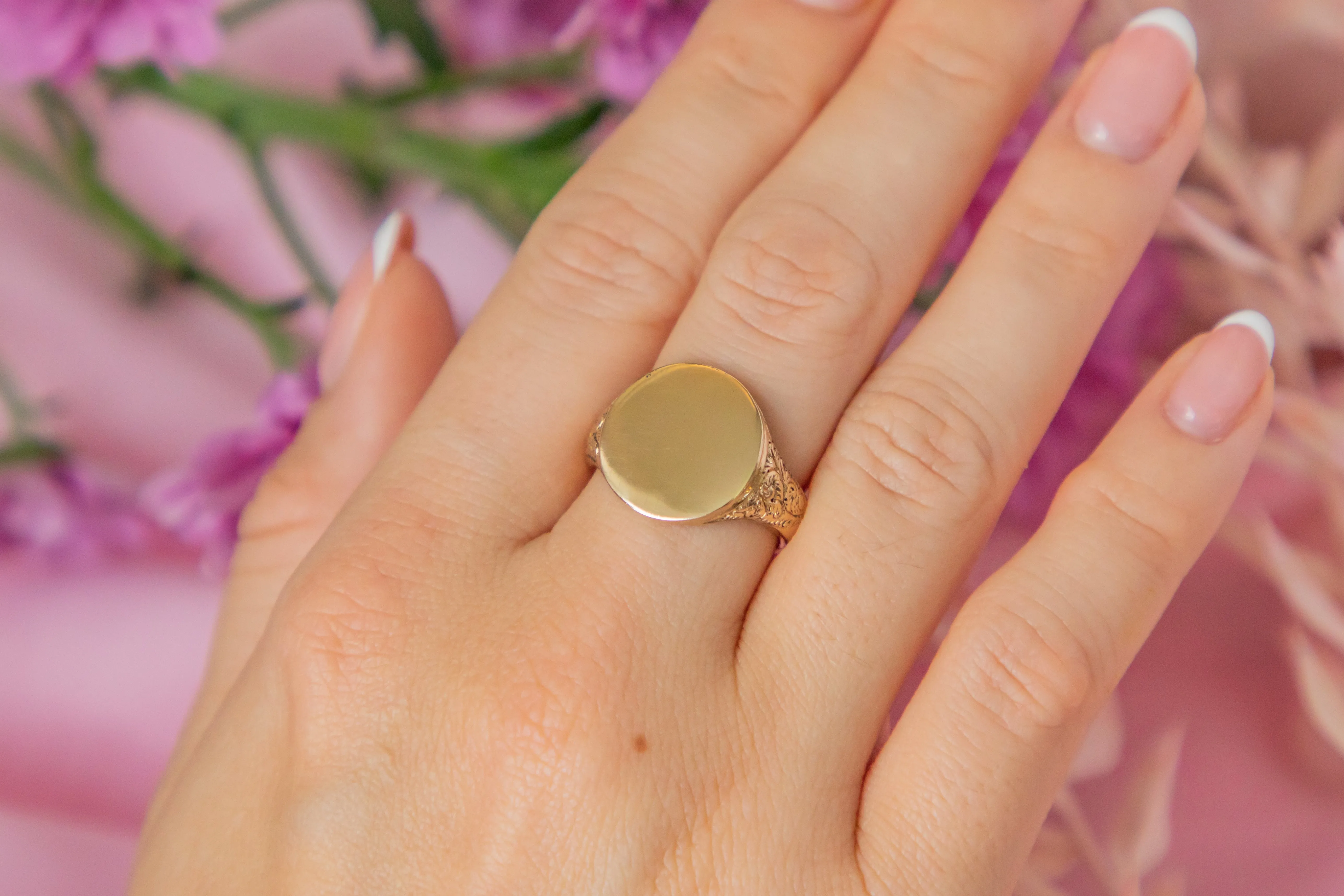 18ct Gold Engraved Signet Ring, 9g
