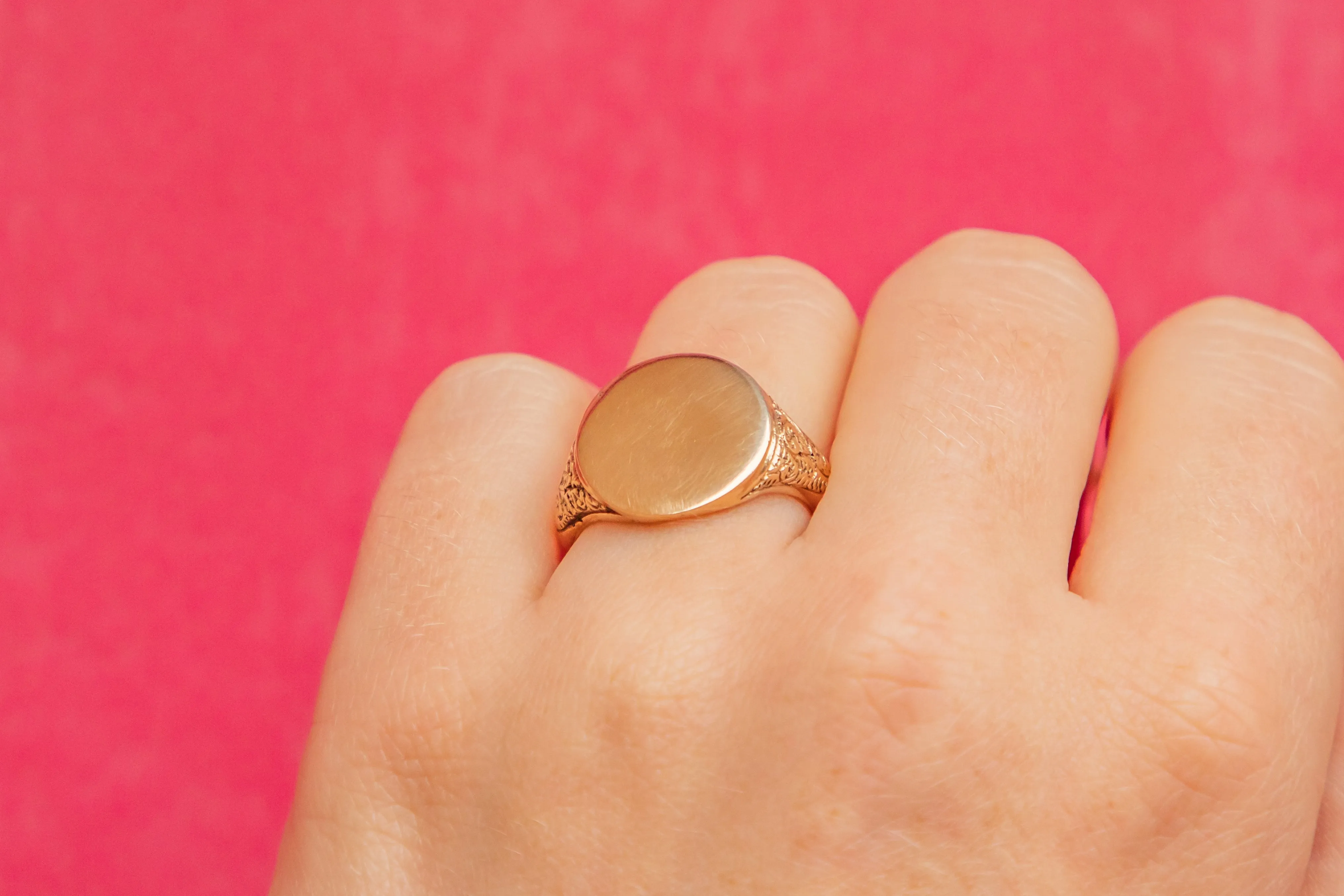 18ct Gold Engraved Signet Ring, 9g