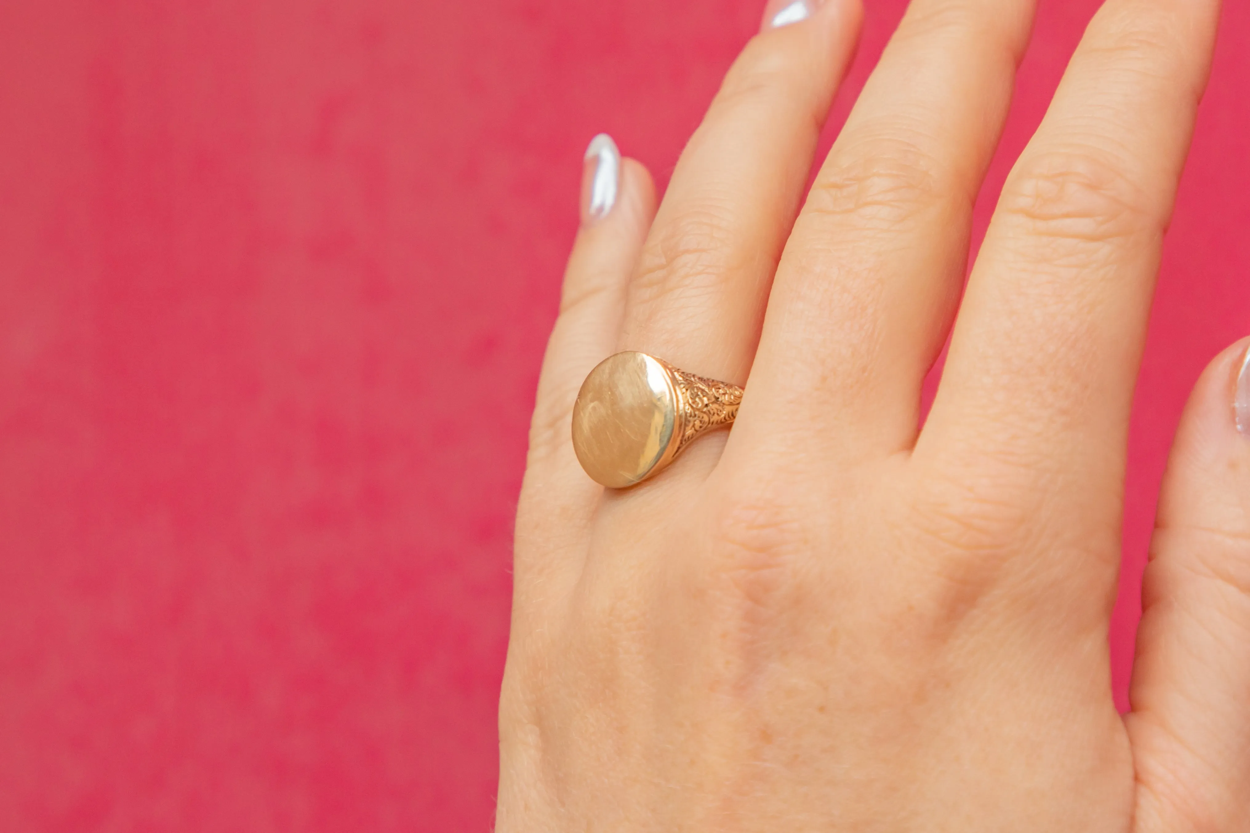 18ct Gold Engraved Signet Ring, 9g