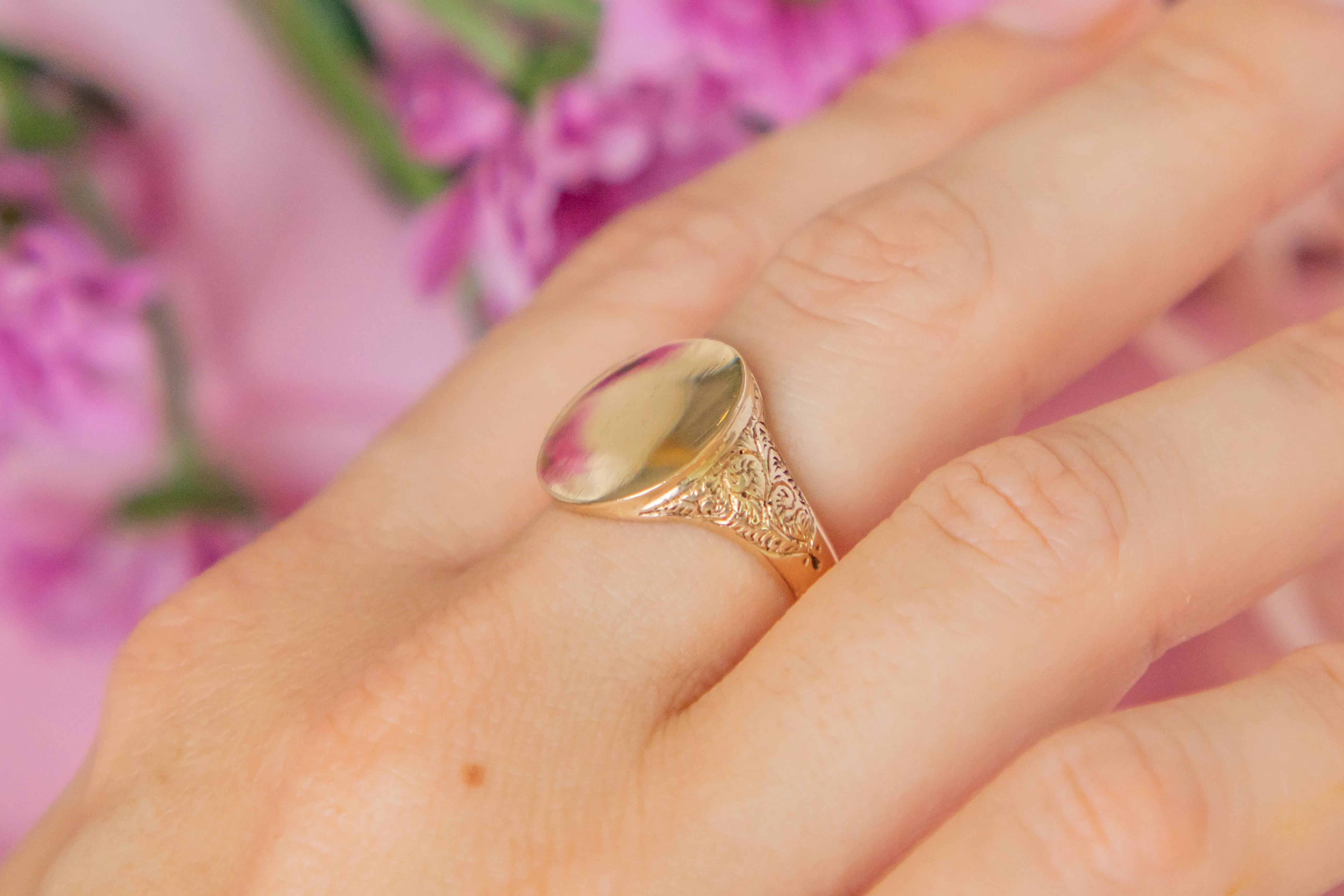 18ct Gold Engraved Signet Ring, 9g