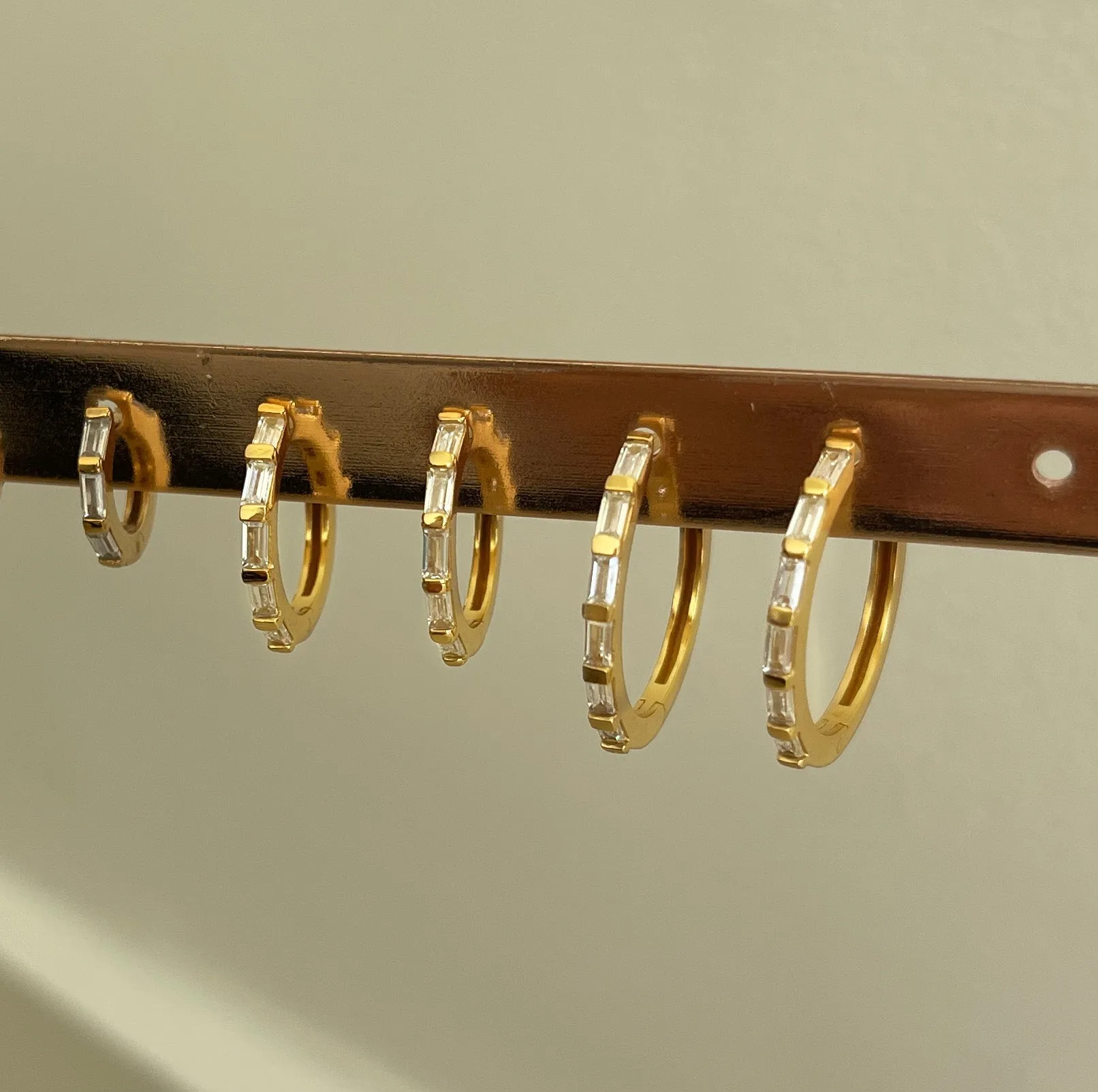 CRYSTAL BAGUETTE MAXI HOOPS