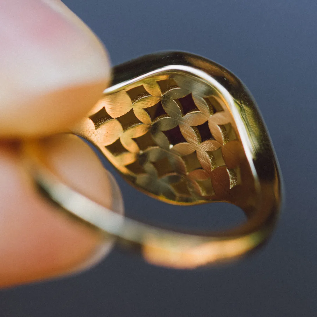 SAPPHIRE RIPPLE SIGNET RING