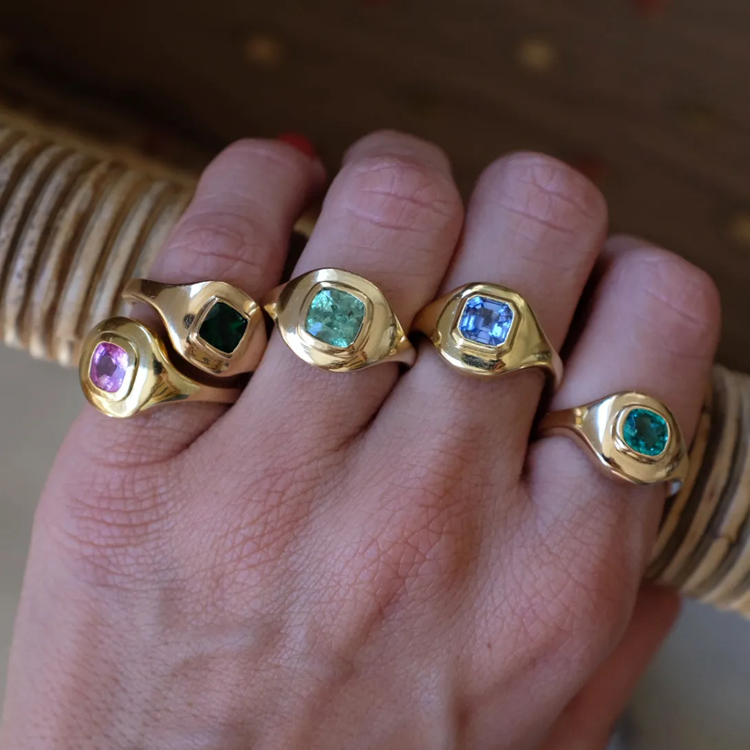 SAPPHIRE RIPPLE SIGNET RING